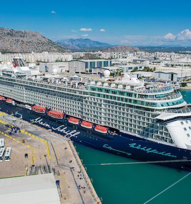 Lüks yolcu gemisi Mein Schiff 6 Antalya’ya geldi