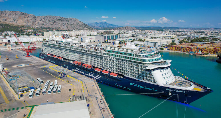 Lüks yolcu gemisi Mein Schiff 6 Antalya’ya geldi