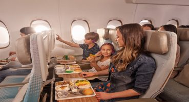 Emirates’in yeni koleksiyon oyuncakları ve çantalarıyla çocuklar “iyisiyle uçmanın keyfini çıkarıyor”