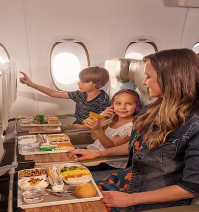 Emirates’in yeni koleksiyon oyuncakları ve çantalarıyla çocuklar “iyisiyle uçmanın keyfini çıkarıyor”