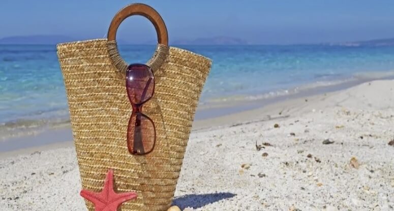 Plaj Çantasında Bulunması Gerekenler