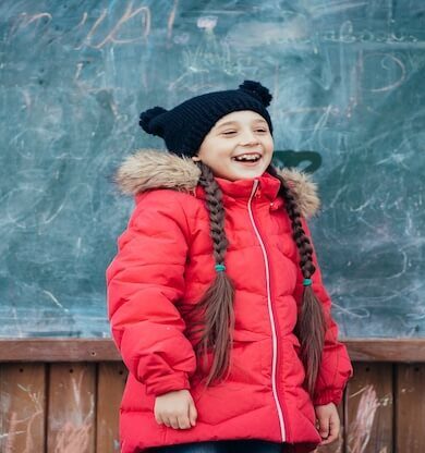 Kız Çocuk Montu: Soğuk Havalarda Ekstra Rahatlık