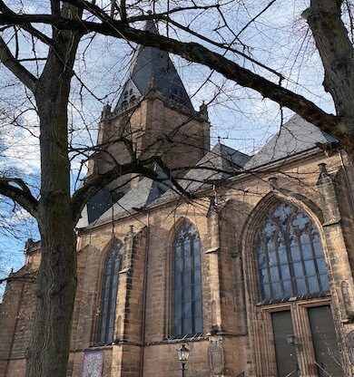 Masalsı Sokaklardan Gökdelenlerin Gölgesine: Marburg ve Frankfurt Gezi Rehberi