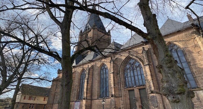 Masalsı Sokaklardan Gökdelenlerin Gölgesine: Marburg ve Frankfurt Gezi Rehberi